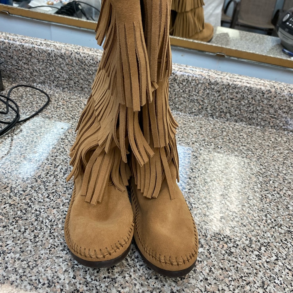 Minnetonka tan tassel boots women’s size 7 new